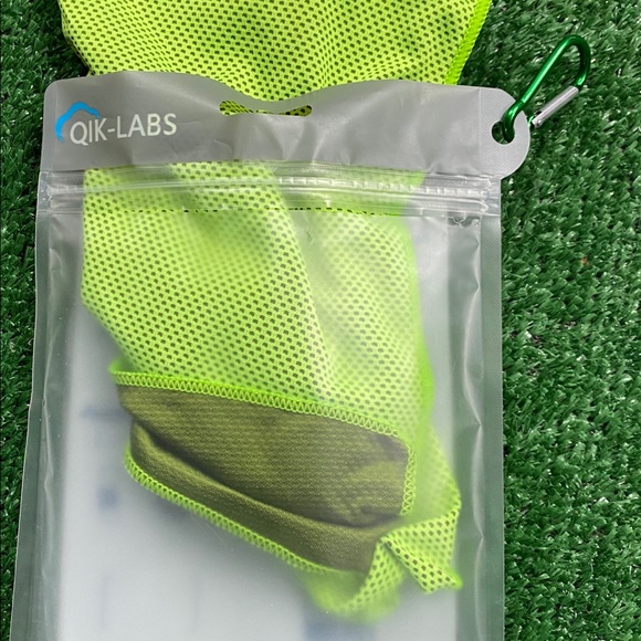 Cooling Towel Duo, 2 Towels for the price of 1, New with Pouch and Snap Hook - Picture 5 of 9